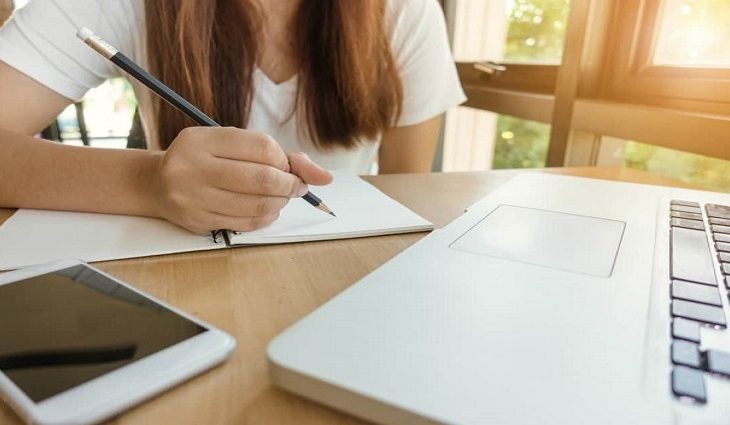 O conteúdo programático, a carga horária e a duração das aulas deverão obedecer aos mesmos critérios estabelecidos para as aulas presenciais.