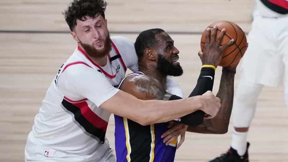 LeBron conseguiu um double-double de 38 pontos e 12 rebotes. Além disso, contribuiu com oito assistências, e esteve em sintonia com Anthony Davis, que também marcou um double-double (29 pontos e 11 rebotes).