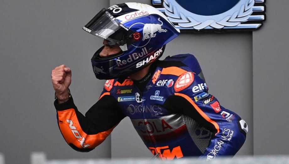 Miguel Oliveira ultrapassou o espanhol e o australiano Jack Miller de uma vez só na volta final para vencer no circuito de Spielberg, na Áustria.