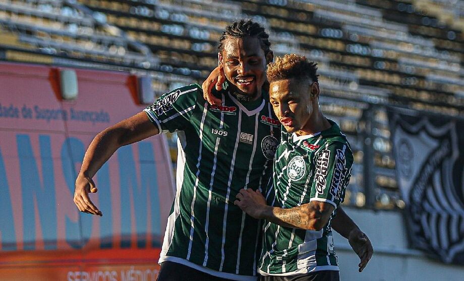 Na espera do técnico Jorginho, contratado na última sexta-feira, e dirigido pelo interino Mozart, o Coritiba conquistou a sua primeira vitória no Campeonato Brasileiro ao vencer o Red Bull Bragantino por 2 a 1, de virada