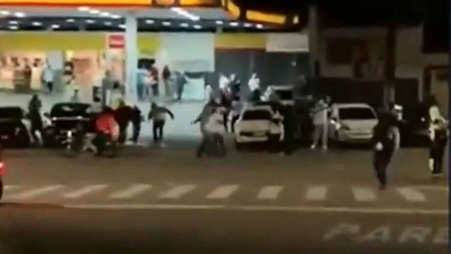 Os torcedores das duas equipes trocaram agressões com barras de ferro, pedaços de madeira e garrafas. Vários torcedores ficaram feridos na confusão.