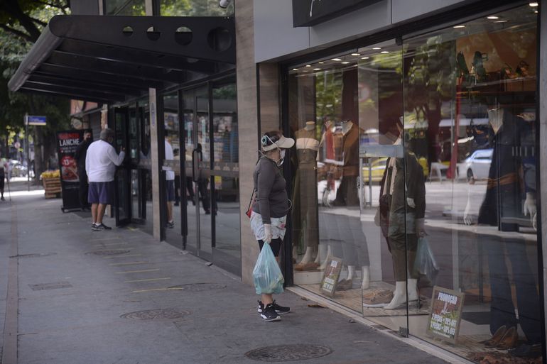 Houve queda de confiança nas faixas de renda extremas, mais alta e mais baixa, e melhora nas faixas intermediárias.