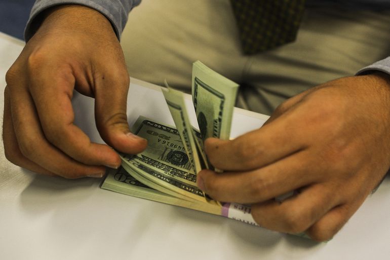 No mercado doméstico, a queda da moeda dos EUA reflete uma realização parcial de ganhos acumulados em 3,31%