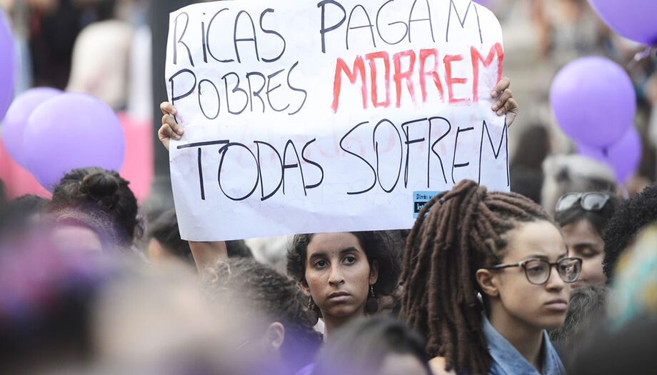 Mulherem em passeata a favor do aborto legal