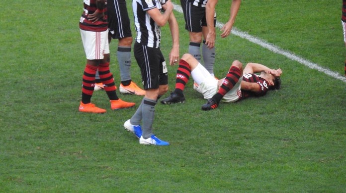 Rodrigo Caio caído no gramado