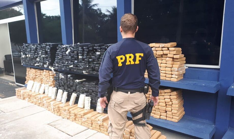 O motorista do caminhão, o veículo e a droga foram encaminhados à Coordenação de Repressão às Drogas da Polícia Civil, que conduzirá as investigações.