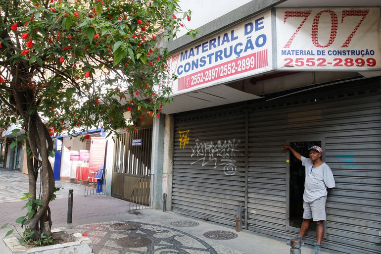 A migração gradual de parte das vendas presenciais para o comércio online deve fazer o varejo encerrar o ano com 88 mil lojas