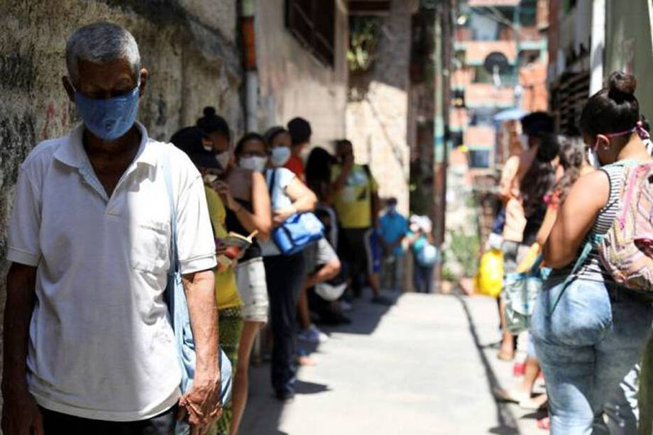 Pessoas fazem fila para receber alimentos em meio a pandemia do novo coronavírus