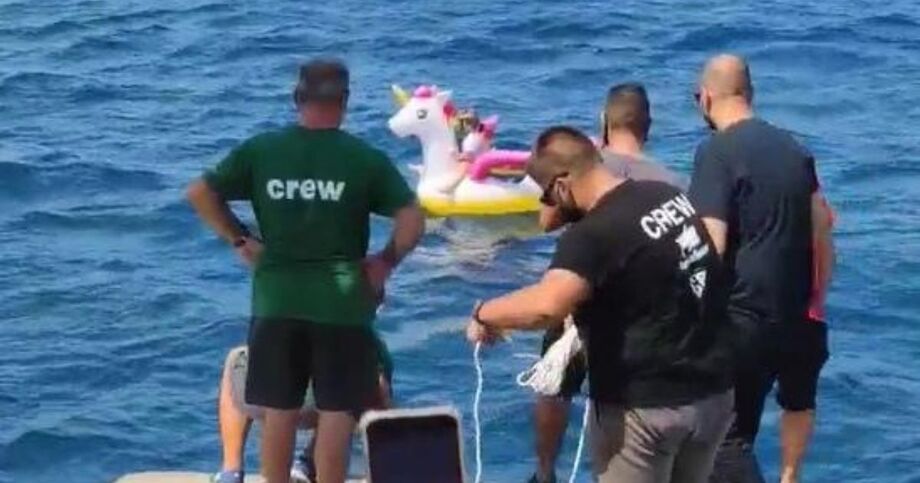 Criança foi resgatada por tripulantes de uma uma balsa.