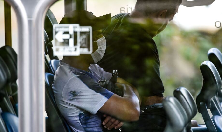A população está usando máscara nos ônibus