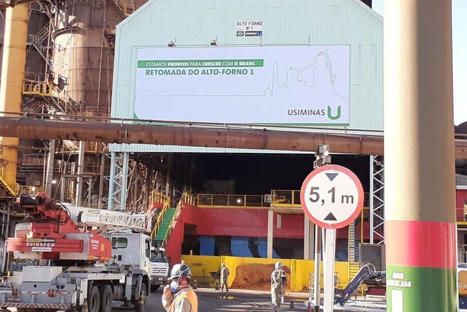 Depois de quatro meses fechado o alto-forno 1 da Usiminas, na cidade de Ipating,a no Vale do Aço de Minas Gerais, vai voltar a funcionar