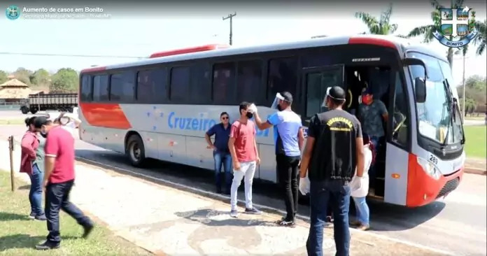 Turistas tem a temperatura medida em Bonito