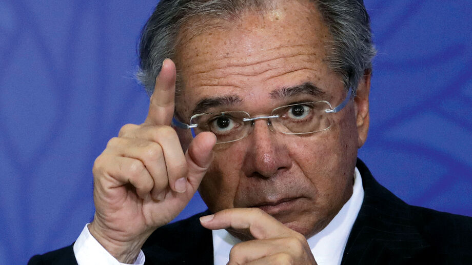 Segundo a assessoria de imprensa da pasta, Guedes continua despachando normalmente e está em videoconferência com secretários estaduais de Fazenda, conforme já previsto em sua agenda oficial.