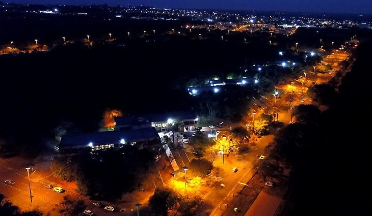 Parque é frequentado por pessoa que gostam de praticar atividade física no fim de um dia de trabalho