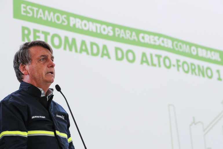 Sem máscara, ele voltou a causar aglomeração ao posar para fotos com funcionários da Usiminas