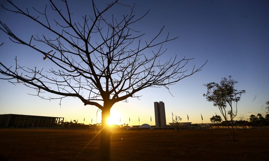 Todos os anos, entre os meses de junho e agosto, a seca atinge Brasília, causando problemas a seus habitantes.