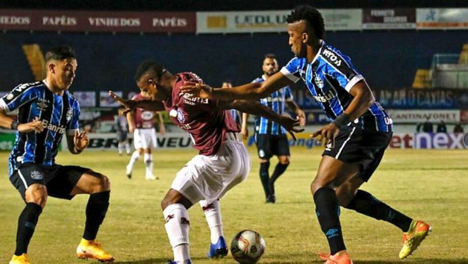 A ordem era atacar e o gol saiu rápido, logo aos sete minutos.