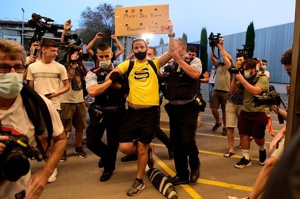 Os primeiros protestos já haviam sido organizados na terça-feira, logo após as agências internacionais e a imprensa estrangeira noticiar a decisão de Messi.