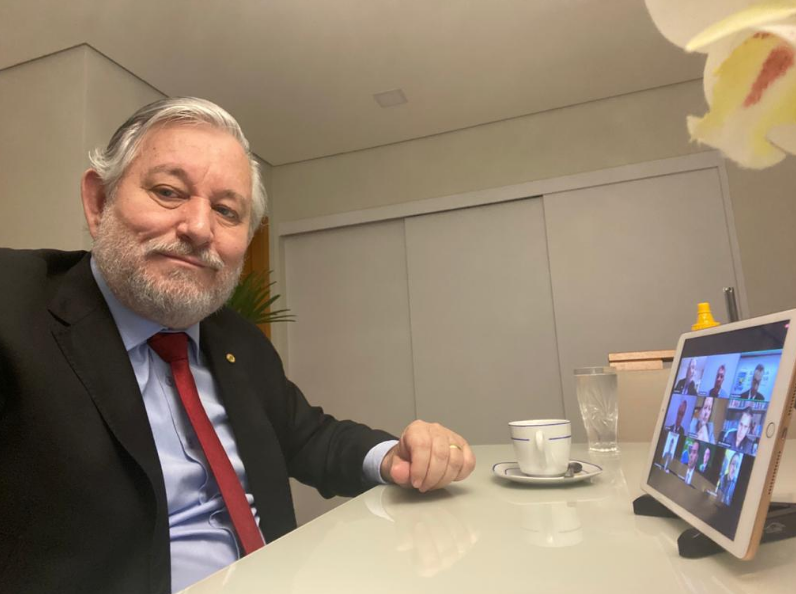 Conforme o autor da proposta, o parcelamento da dívida por cartão de crédito, auxiliará o consumidor no equilíbrio das finanças.