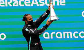 O piloto inglês Lewis Hamilton