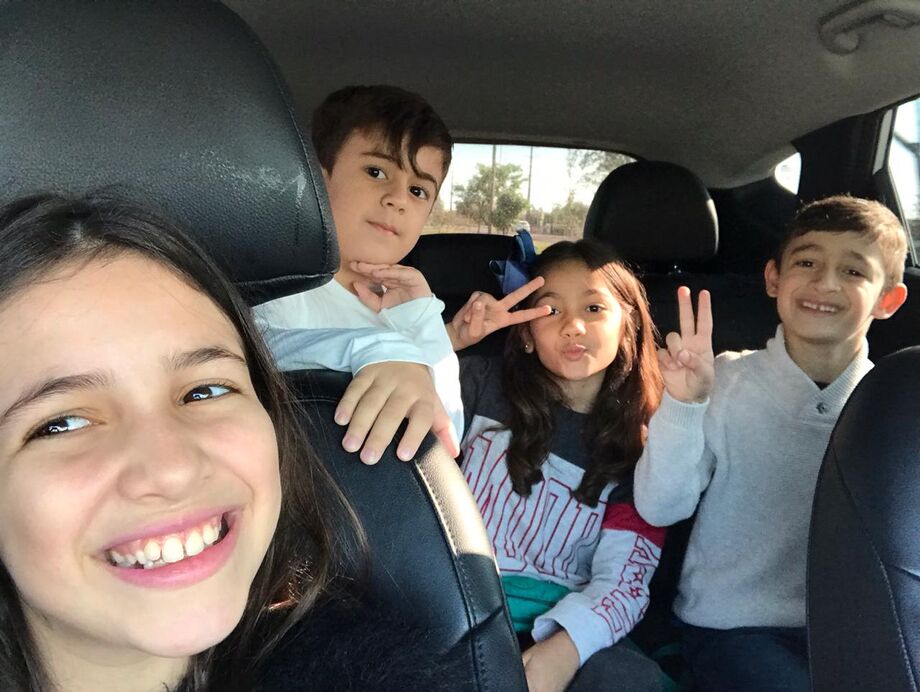 As crianças de 4, 7, 8 e 10 anos se divertiram muito com a peça e não sentiram falta de sair do carro para poder curtir o programa