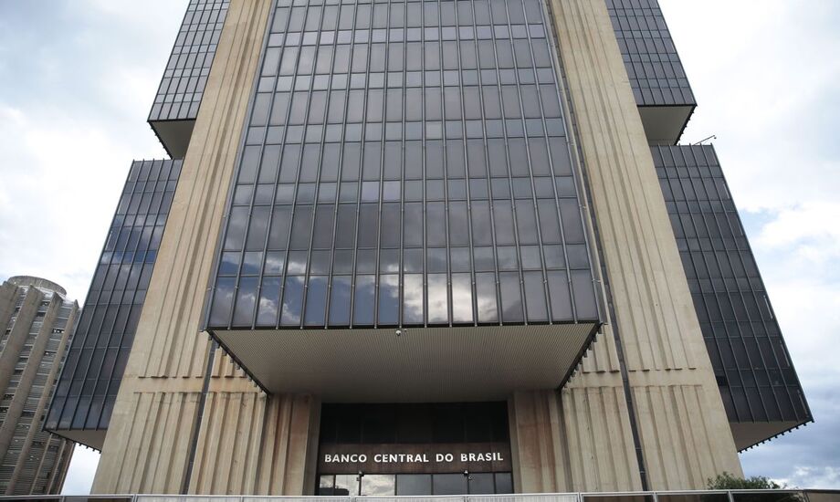 Em março, pouco depois de a Organização Mundial de Saúde (OMS) decretar a pandemia do novo coronavírus, o Federal Reserve anunciou um acordo com Bancos Centrais de diversos países para ampliar a oferta internacional de dólares e fazer frente à demanda mai