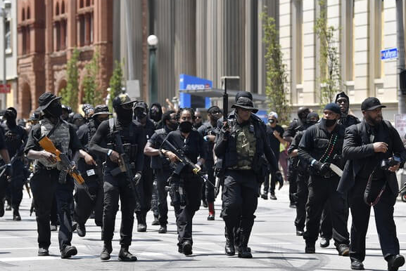 Enquanto algumas milícias têm décadas de história, outras vêm se formando recentemente em resposta às restrições do governo durante a pandemia do coronavírus e aos protestos contra a violência policial.