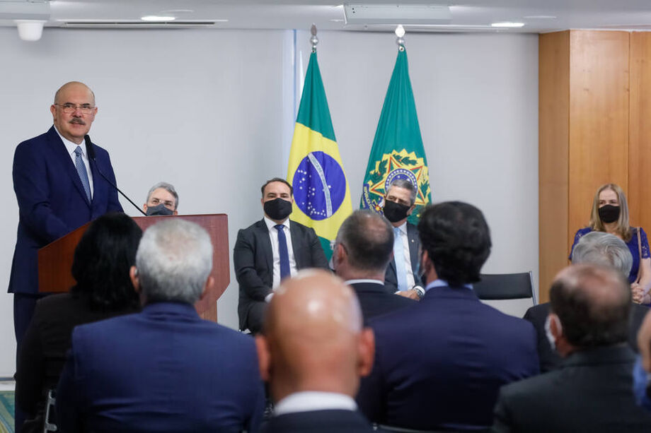 O ministro da Educação, Milton Ribeiro, pediu que a avaliação dos pais seja a mais considerada por Estados e municípios na decisão sobre a retomada de aulas presenciais