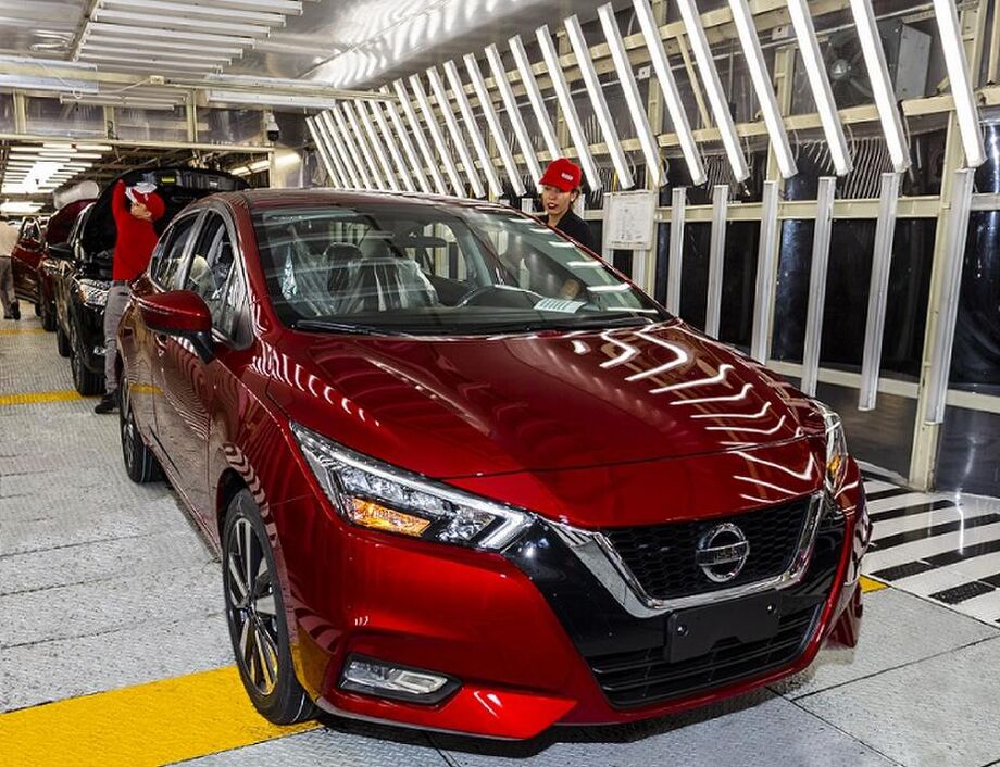 Confirmado para chegar ao Brasil até o fim deste ano, o totalmente renovado Nissan Versa já está sendo fabricado na fábrica da marca japonesa em Aguascalientes, no México, com as especificações para o mercado brasileiro. O sedã é produzido na fábrica de