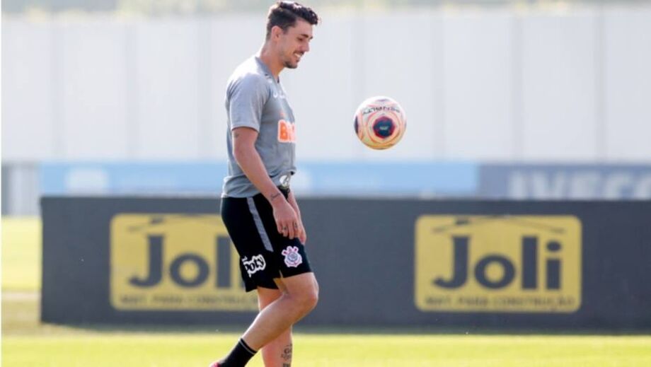 O zagueiro Danilo Avelar