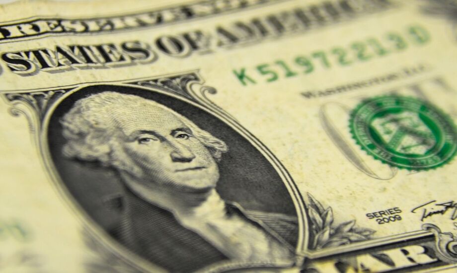 Em uma das maiores variações para um dia, R$ 0,12, o dólar derreteu para R$ 5,40 na mínima, deixando claro o desmonte de posições defensivas dos investidores