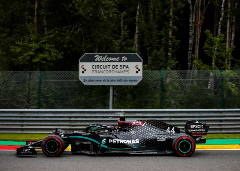 Hamilton foi 0s230 mais veloz do que o francês Esteban Ocon, da Renault, que surpreendeu ao fazer o segundo melhor tempo.