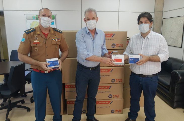 Ao todo o Governo do Estado já entregou 37 mil testes rápidos para a Prefeitura da Capital, além da realização de 34,9 mil testes RT-PCR e 22 mil testes rápidos pelo Drive-Thru instalado em Campo Grande.