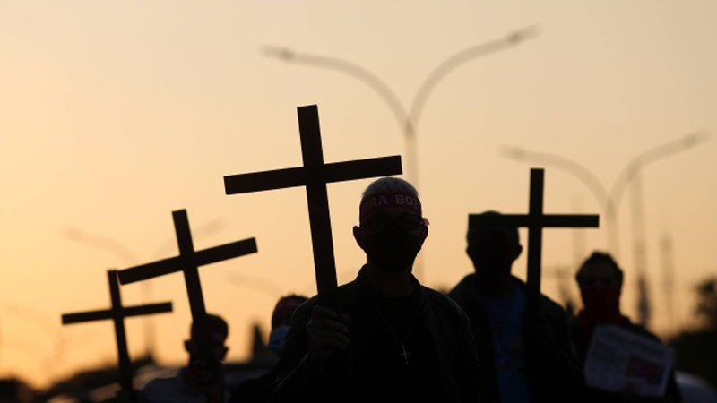 O Brasil superou, neste sábado (29), a marca de 120 mil mortos pelo novo coronavíru