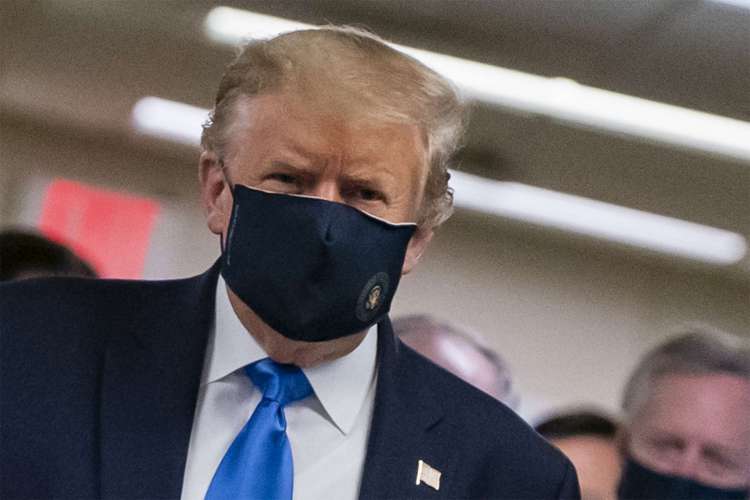 Presidente dos EUA, Donald Trump, aparece usando máscara durante a pandemia