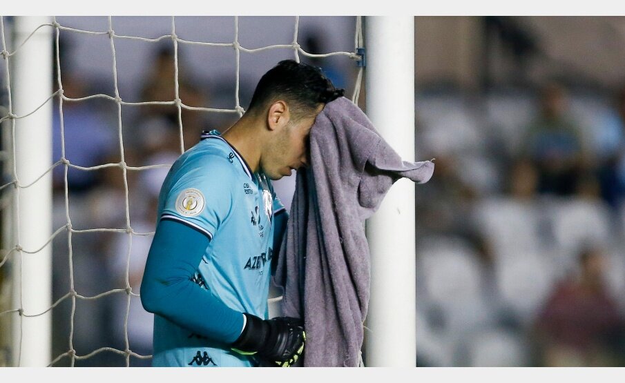 Gatito se revolta e chuta máquina do VAR após dois gols anulados do Botafogo