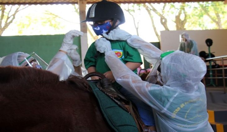 A família Rocha faz questão de acompanhar o pequeno Enzo de 5 anos nas atividades. Sara e Carlos falam da importância do Centro de Equoterapia na vida deles.