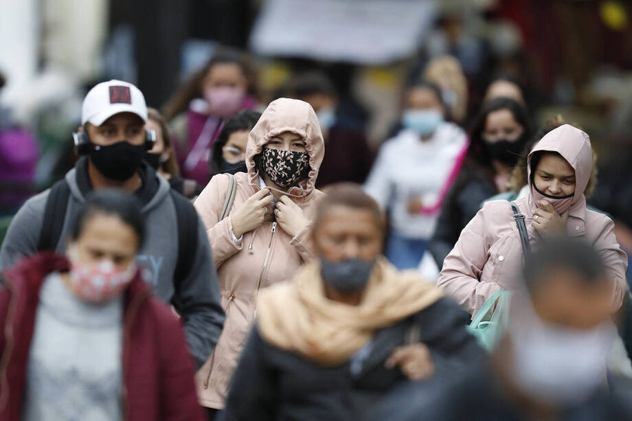 No Brasil, o País superou no sábado, 29, a marca de 120 mil mortos por coronavírus.
