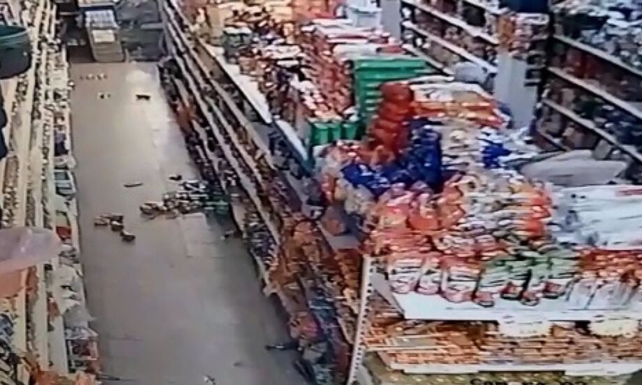 Mercadorias caem de prateleiras durante terremoto
