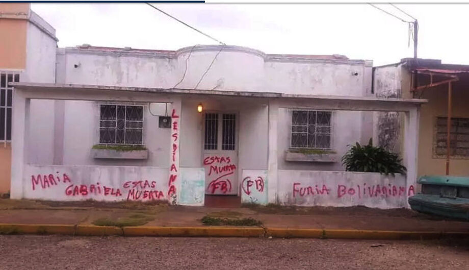 Após o anúncio da medida, pelo menos 42 casas de opositores políticos amanheceram com pichações de ameaças: vamos atrás de você