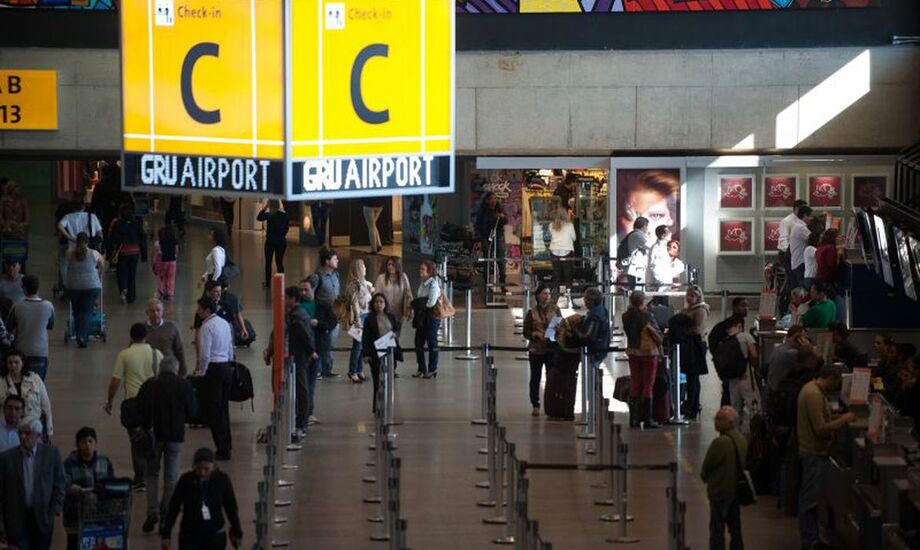 Em número de voos, as 7,2 mil aterrissagens e decolagens realizadas em Guarulhos em julho representam 28,8% do tráfego aéreo no aeroporto no mesmo mês do ano passado
