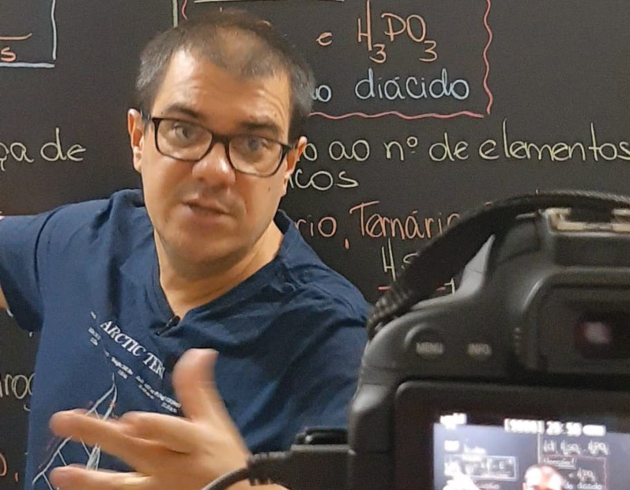 O professor Guilherme Vargas tem organizado semanalmente aulas online grátis de Química em seu canal no Youtube