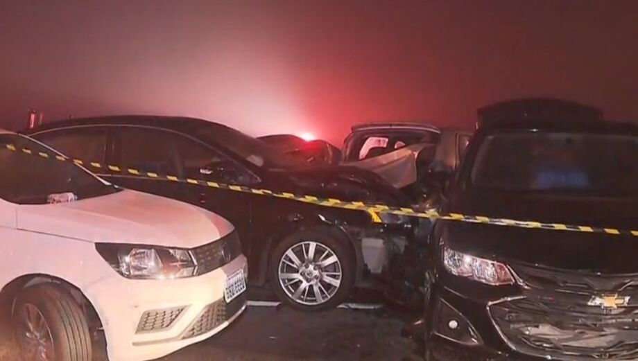 Engavetamento envolvendo mais de 20 veículos deixa ao menos 8 mortos no Paraná.