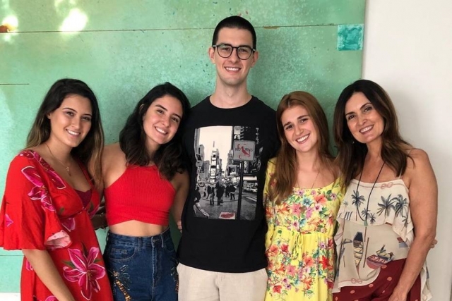 Da esquerda para a direita: Beatriz Bonner, Laura Bonner, Vinícius Bonner, Thalita Martins e a apresentadora Fátima Bernardes