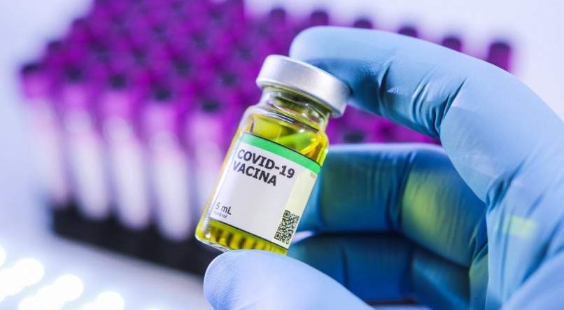A vacina da farmacêutica britânica AstraZeneca anunciou nesta segunda-feira, 31, que a AZD 1222 se tornou a terceira vacina a entrar em testes em larga escala nos país, depois das vacinas feitas pela Moderna e Pfizer/BioNTech.