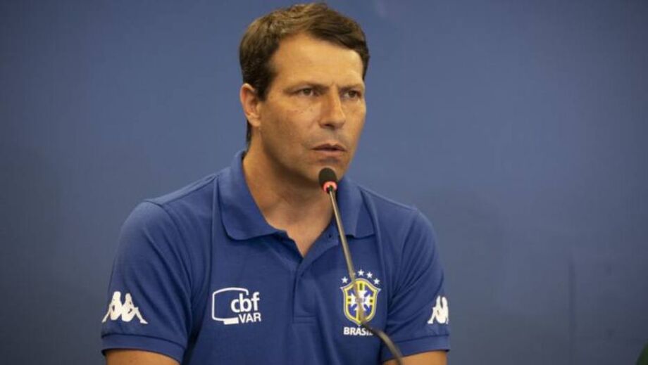Em duas ocasiões, o árbitro goiano Wilton Pereira Sampaio, que apitou o duelo no estádio da Vila Belmiro, precisou do auxílio do vídeo para a checagem de dois gols irregulares do Santos. Somadas as duas intervenções, a bola ficou parada por cerca de 10 mi