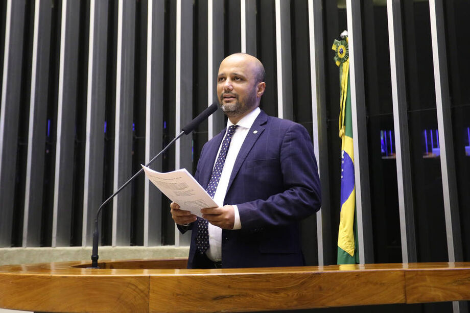 Pela proposta, integrantes das Forças Armadas poderiam receber ao mesmo tempo o adicional por tempo de serviço e a nova compensação por disponibilidade militar, criada no ano passado durante as discussões da reforma da Previdência dos militares.