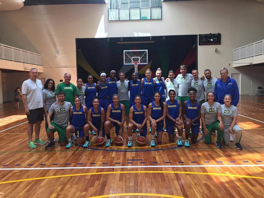 A Confederação Brasileira de Basketball (CBB) informou que ele vai conciliar os trabalhos e continua no projeto para disputar os Jogos Olímpicos de Paris, em 2024, na França.