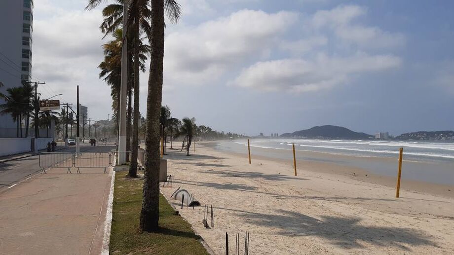 O Plano São Paulo - programa estadual de flexibilização da quarentena - proíbe aglomerações em locais públicos, mas a prerrogativa de liberar o acesso às praias é dos municípios litorâneos.