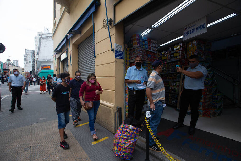 O tombo de 9,7% se segue à retração de 2,5% no primeiro trimestre, acumulando uma perda de 11,9% na atual recessão, nas contas de Juliana Trece, pesquisadora do Instituto Brasileiro de Economia da Fundação Getúlio Vargas (Ibre/FGV).